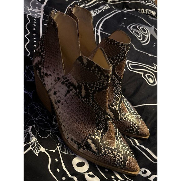Vince Camuto Shoes - Vince‎ Camuto Gigiette Snip Toe Embossed Leather Snakeskin Booties, Size 11